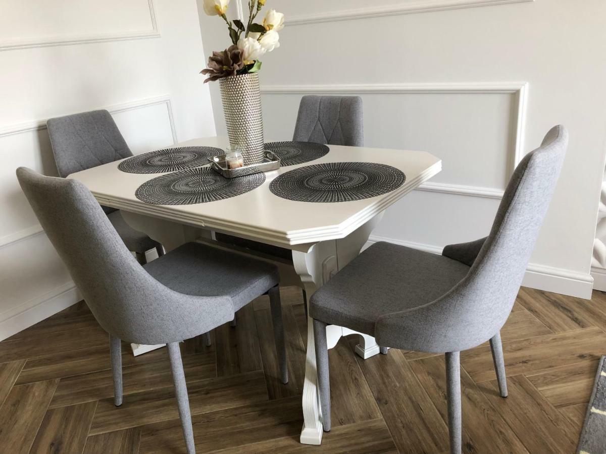 Family & Business Elegant Apartments Ul Warszawska - 2 Bedroom, Balcony, Parking キェルツェ エクステリア 写真
