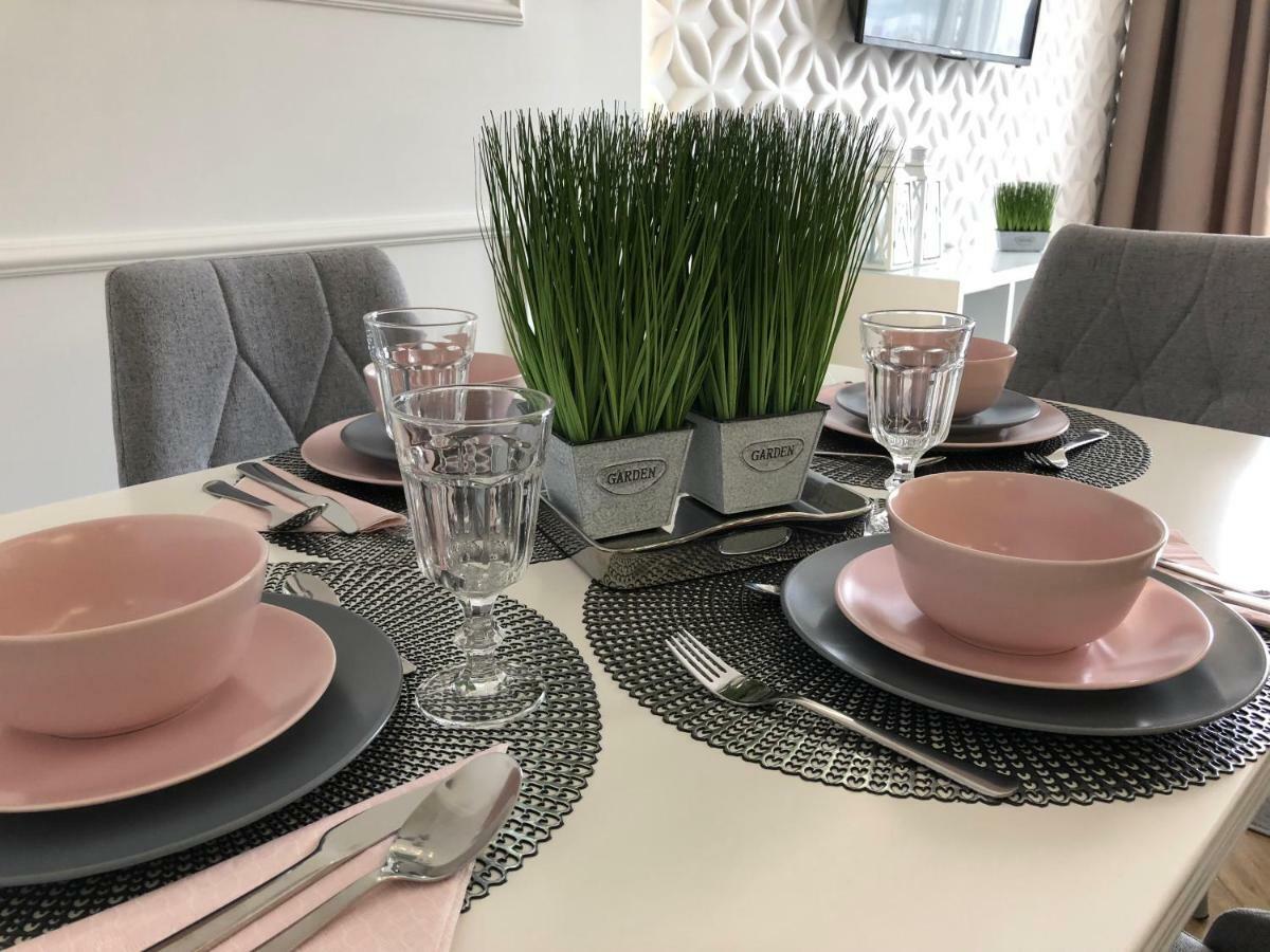 Family & Business Elegant Apartments Ul Warszawska - 2 Bedroom, Balcony, Parking キェルツェ エクステリア 写真