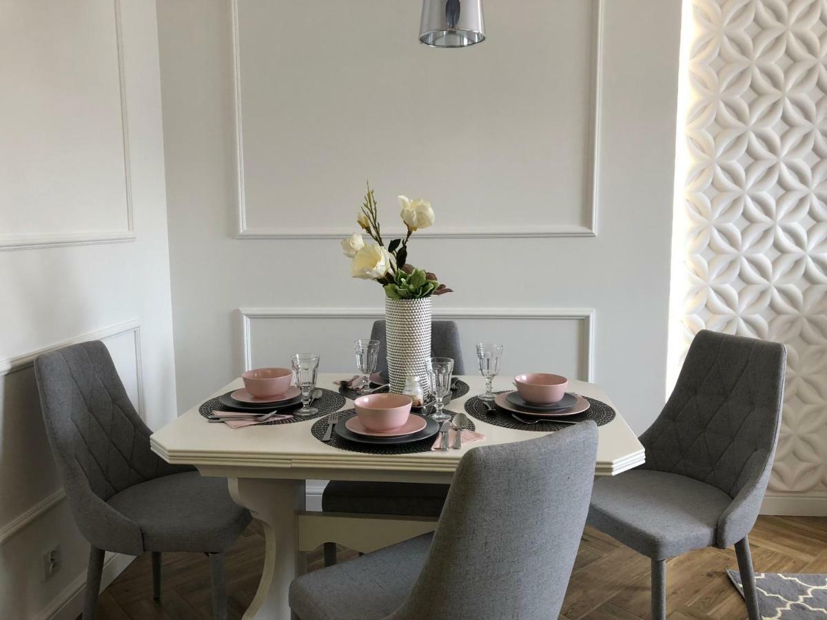 Family & Business Elegant Apartments Ul Warszawska - 2 Bedroom, Balcony, Parking キェルツェ エクステリア 写真