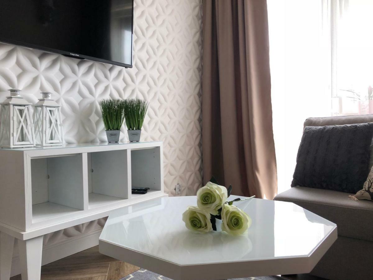 Family & Business Elegant Apartments Ul Warszawska - 2 Bedroom, Balcony, Parking キェルツェ エクステリア 写真
